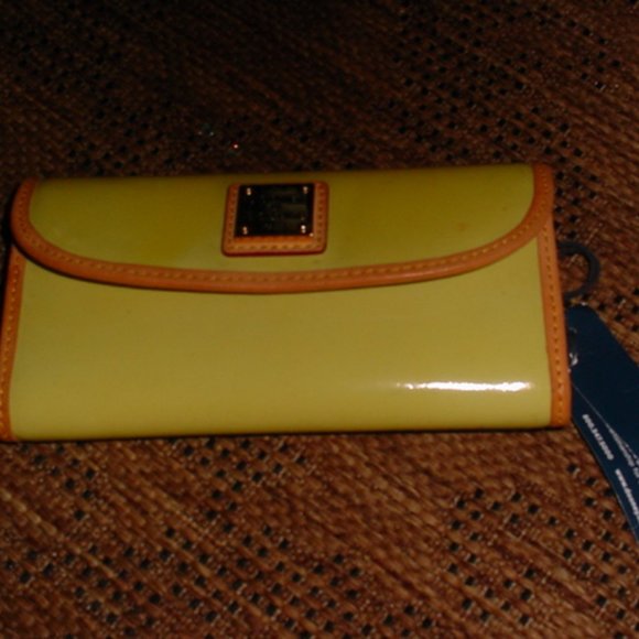 DOONEY & BOURKE NWT Green Bi Fold Wallet - Picture 1 of 9
